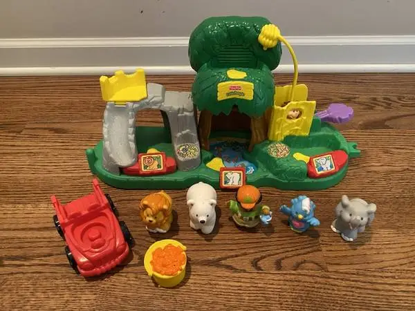 FISHER PRICE LITTLE PEOPLE ANIMAL SOUNDS ZOO SET with ANIMALS ~RETIRED