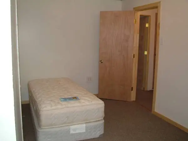 🎯 WORKING MANS SMALL ROOM w/1/2 BATH 💪 $180 Weekly ($540 to Move In)