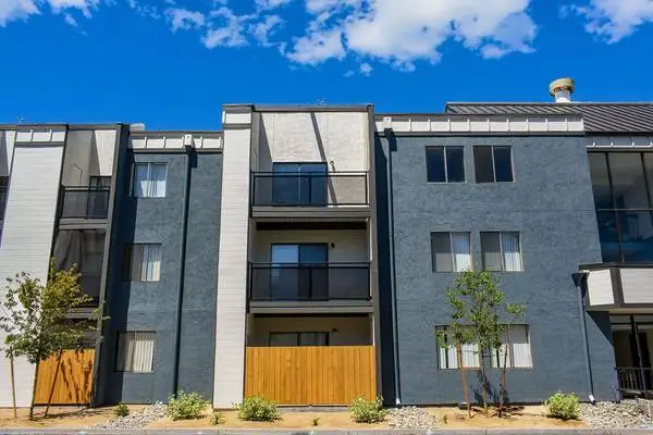 2 Bed / 1 Bath. Youll love our convenient location! Close to campus!