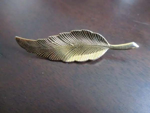Vintage gold toned leaf pin