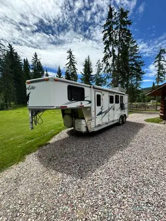 2005 Silverlite 3 Horse Trailer w/Living Quarters