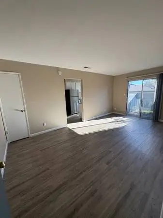 No car? No problem! Great community near transit lines! 2 bed/1 bath