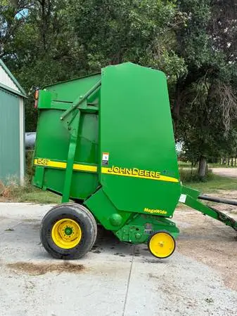 John Deere 567 Round baler