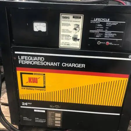 FORKLIFT BATTERY CHARGER 24 VOLTS DC.