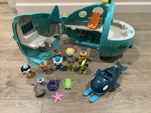 FISHER PRICE OCTONAUTS GUP-A SUBMARINE PLAYSET ~FIGURES & ACCESSORIES