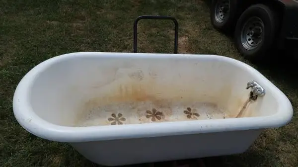 ANTIQUE CLAW FOOT BATH TUB (NICE)