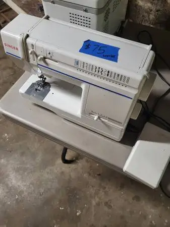 SINGER SEWING MACHINE