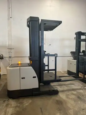 CROWN ORDER PICKER FORKLIFT