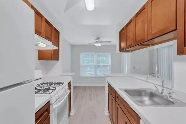 Comfortable 740 sq ft 1 bed / 1 bath with access to transit