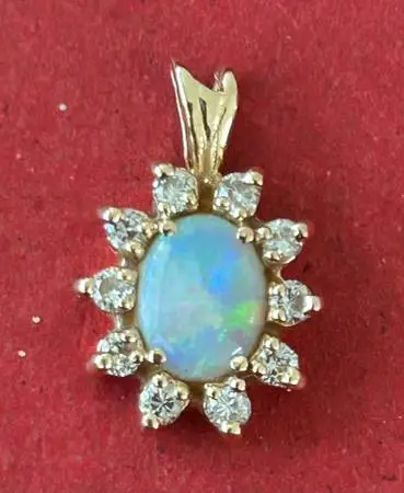14K Gold Opel Pendant With 10 - Precious real Diamonds. 2.1g