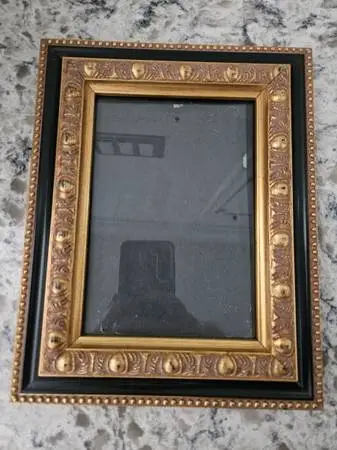 Black & Gold 5 x 7 Photo Picture Frame with Glass Over Photo - Hang or