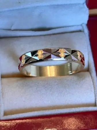 14K Solid Gold Diamond Pattern Wedding Ring size 9.
