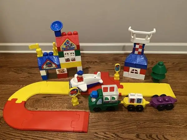 MEGA BLOKS MEGAVILLE AIRPORT SET ~ RARE!! Vintage Building Set