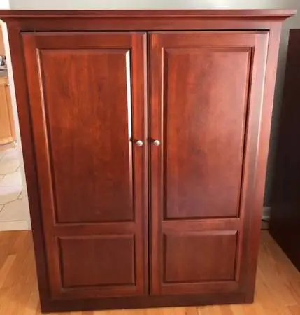 Cabinet Thomasville (clothing and shoes not included)