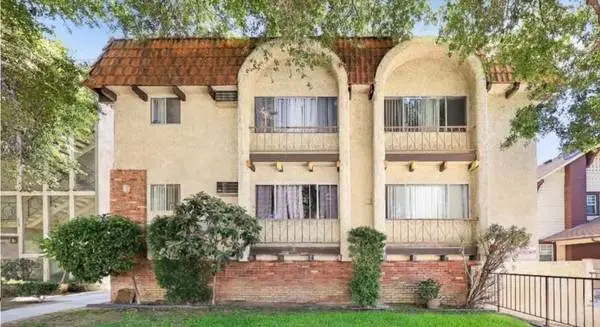 1 Bedroom & 1 Bathroom 2nd floor bright Apartment with Balcony