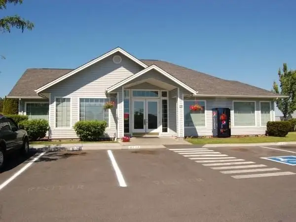 Convenient location! We have shopping nearby! Tour today!
