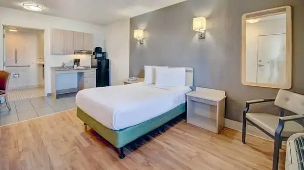 Comfort Meets Convenience - Full Kitchen, Free Cable, Pets OK