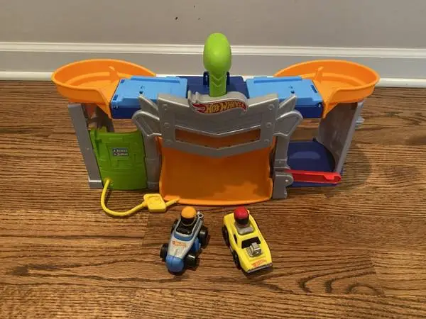 LITTLE PEOPLE HOT WHEELS RACEWAY / RACE TRACK with Lights Sounds