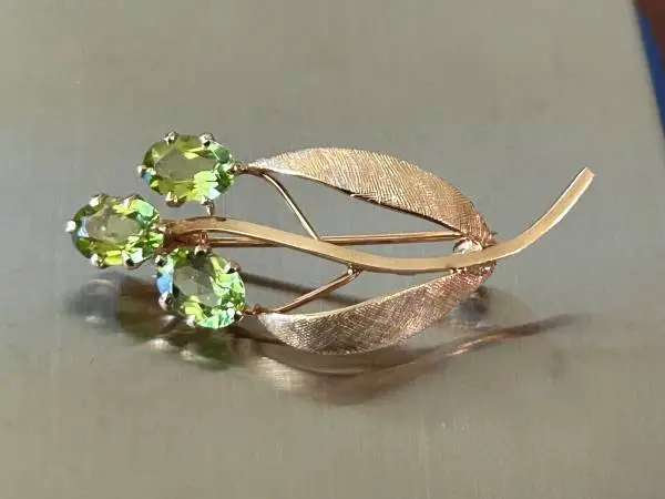 14K Gold Brooch With Peridot Gem Stones.