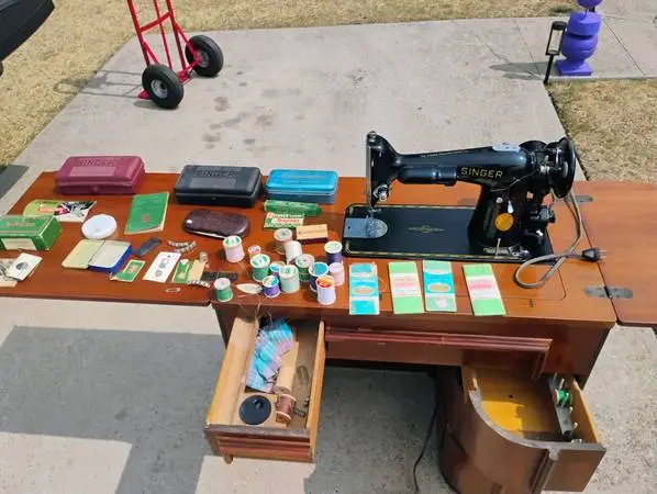 Vintage Working Singer Sewing Machine