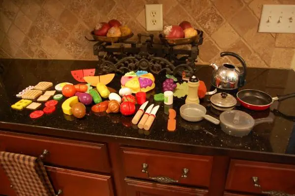Kids Play Wooden Slice up Fruit and Vegetables Food, and Pans