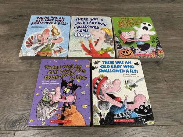 THERE WAS AN OLD LADY THAT SWALLOWED A... SCHOLASTIC 5 Board Books