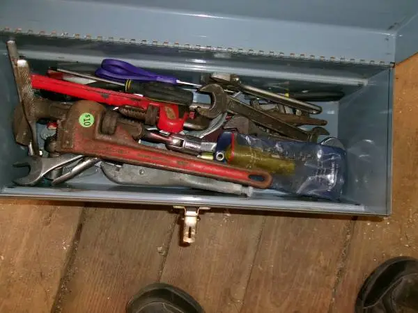 around 100 hand tools plus some other ele tools