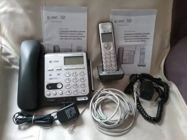 at&t Corded/Cordless Answering System with Speaker Phone like new