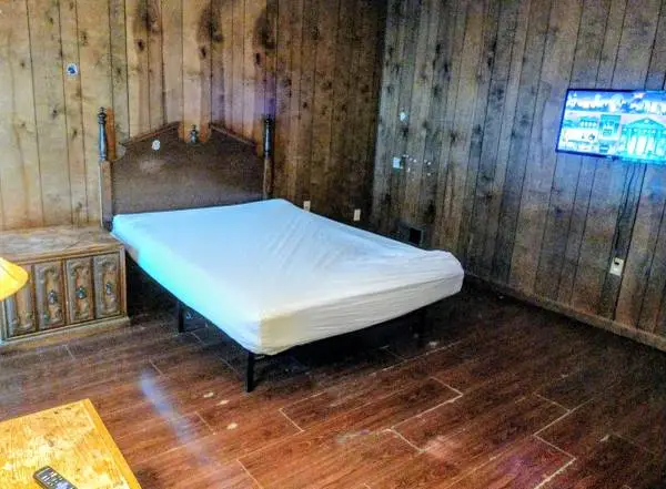 $170 Men Private Entrance MOVE in Today TV Large furnished room WI-FI INCLUDED