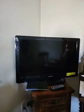Phillips TV 32 with remote control- Phone call only- cash only