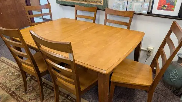 Solid wood Expandable Dining room table, butterfly leaf + 6 chairs