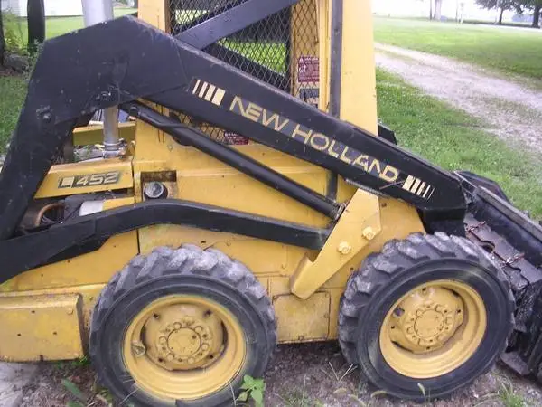 New Holland L452 Skid Steer Loader