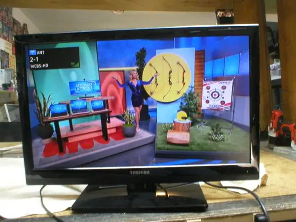 T0SHIBA 24 LED TV And REMOTE CONTROL!