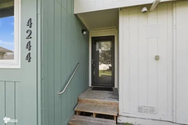 End-unit Condo! 2Br 1Ba (4244 Reka Drive)