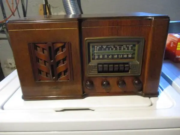 1940 DELCO TUBE RADIO working beautiful shape.