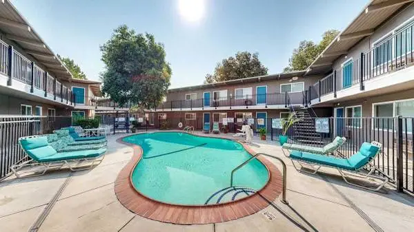 2/BD 1/BA, Courtyard, Window Coverings
