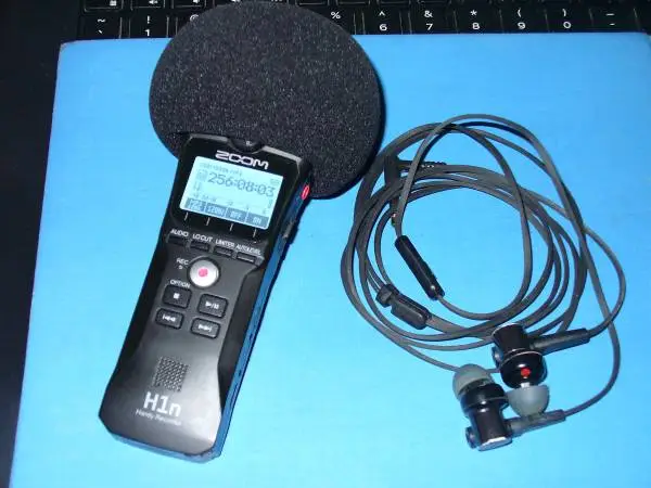 Zoom H1n Handy Stereo Recorder - Hi-Resolution Portable w/Windscreen