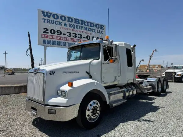 Westernstar 4900 SB 3 Axle Sleeper Tractor Excellent Condition !!
