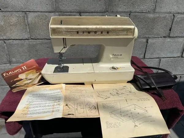 Singer Futura II Sewing Machine with Carry Bag