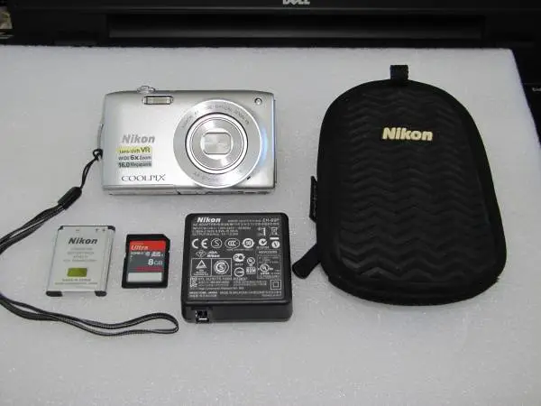 Nikon CoolPix s3300 16MP Digital Camera (Silver) w/Nikon Case Xlnt.