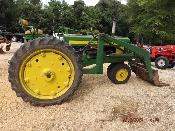 JOHN DEERE 520 GAS TRACTOR WITH LOADER & 3 pt