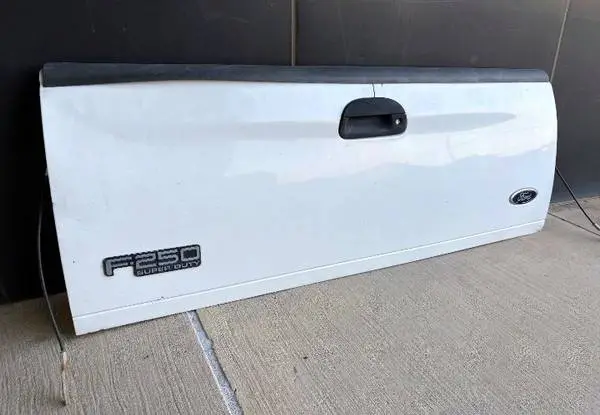 Excellent White 07 Ford F250 Tailgate!