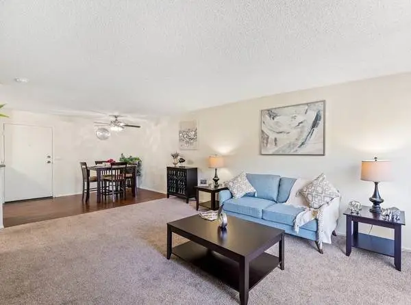 A picture is worth a thousand words! Check this 1 bed 1 bath out!