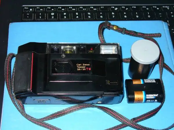 Yashica T2 Point-n-Shoot Film Camera w/35mm f/3.5 Zeiss Tessar T* Lens