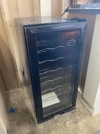 Black Vinotemp Wine Cooler 32 Bottle Single Zone Model #TC32G Used
