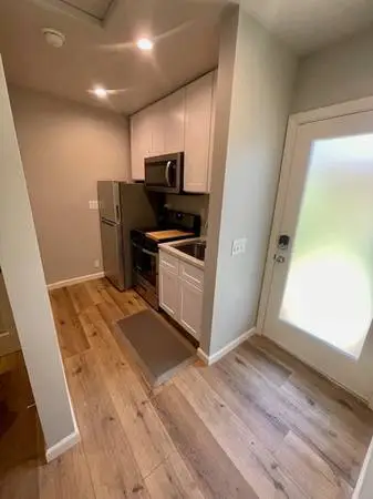 Luxurious Newly Remodeled Studio Unit Available Starting Sept 7th