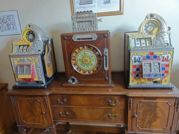 WANTED - ANTIQUE SLOT MACHINE - working or not