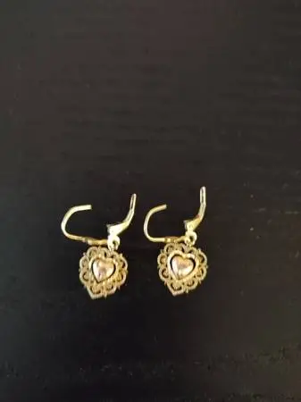 BEAUTIFUL HEART SHAPE EARRINGS MAKE A RESONABLE OFFER
