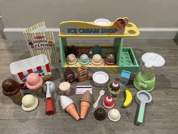 WOODEN SCOOP & SERVE ICECREAM COUNTER PLAY SET