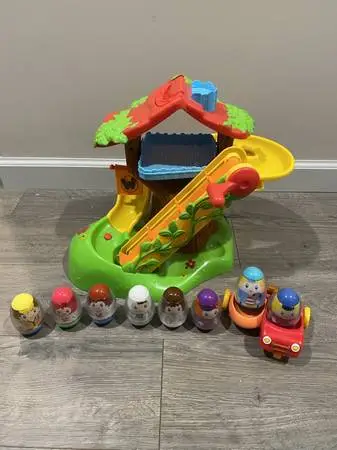 VINTAGE PLAYSKOOL WEEBLES WOBBLE TREEHOUSE w/ 8 WEEBLES FIGURES & CAR